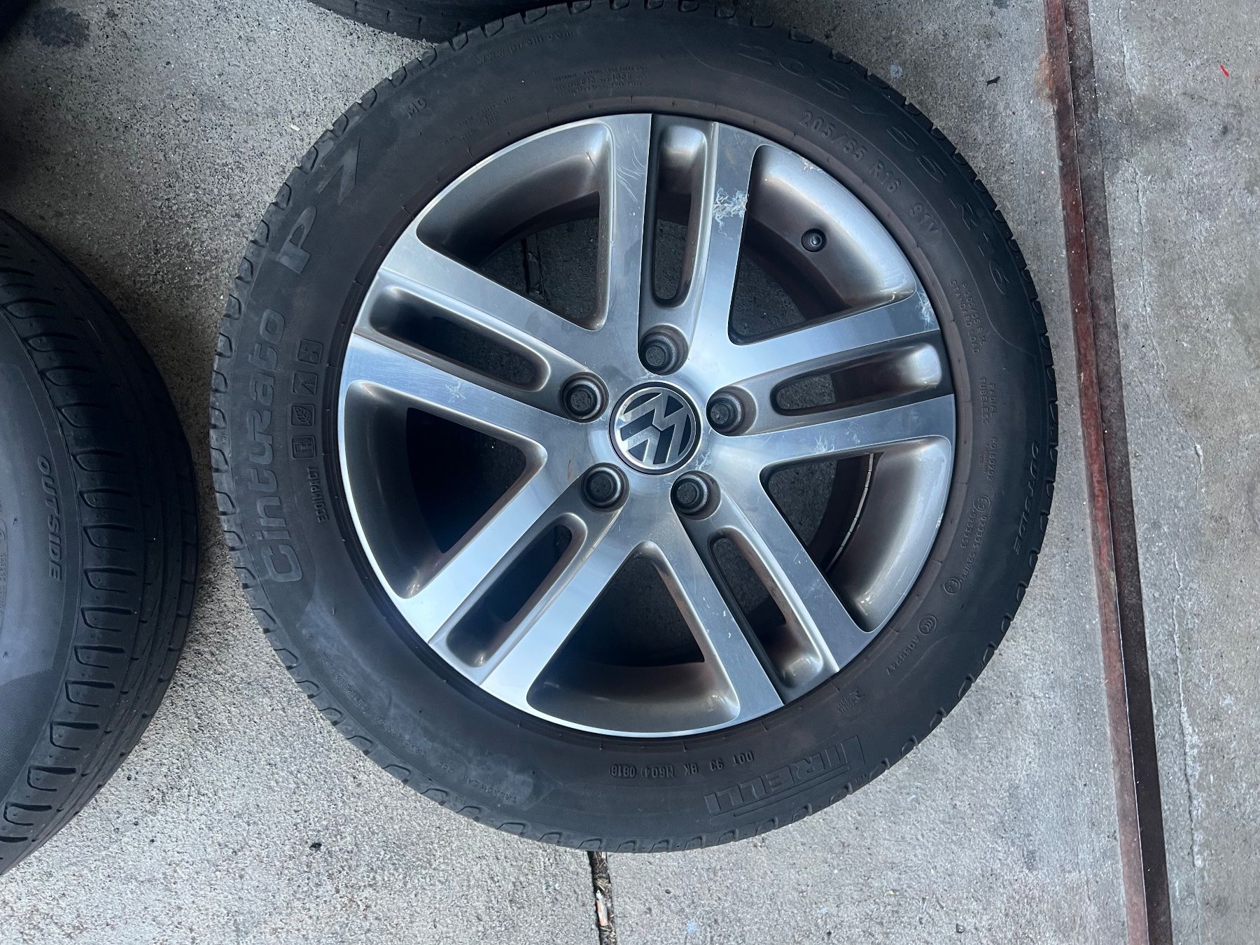 Volkswagen Pneumatici & Ruote complete: VW Golf Eos Jetta Passat Sommerräder – Usato da Jona venduto da Tupi2 2