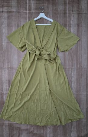 Olivfarbenes Kleid in Wickeloptik - XL - Flatterärmel