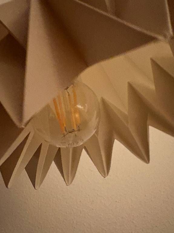 Paralumi: Abat-jour design en papier – Usato da Nyon venduto da cin_v5bd 2