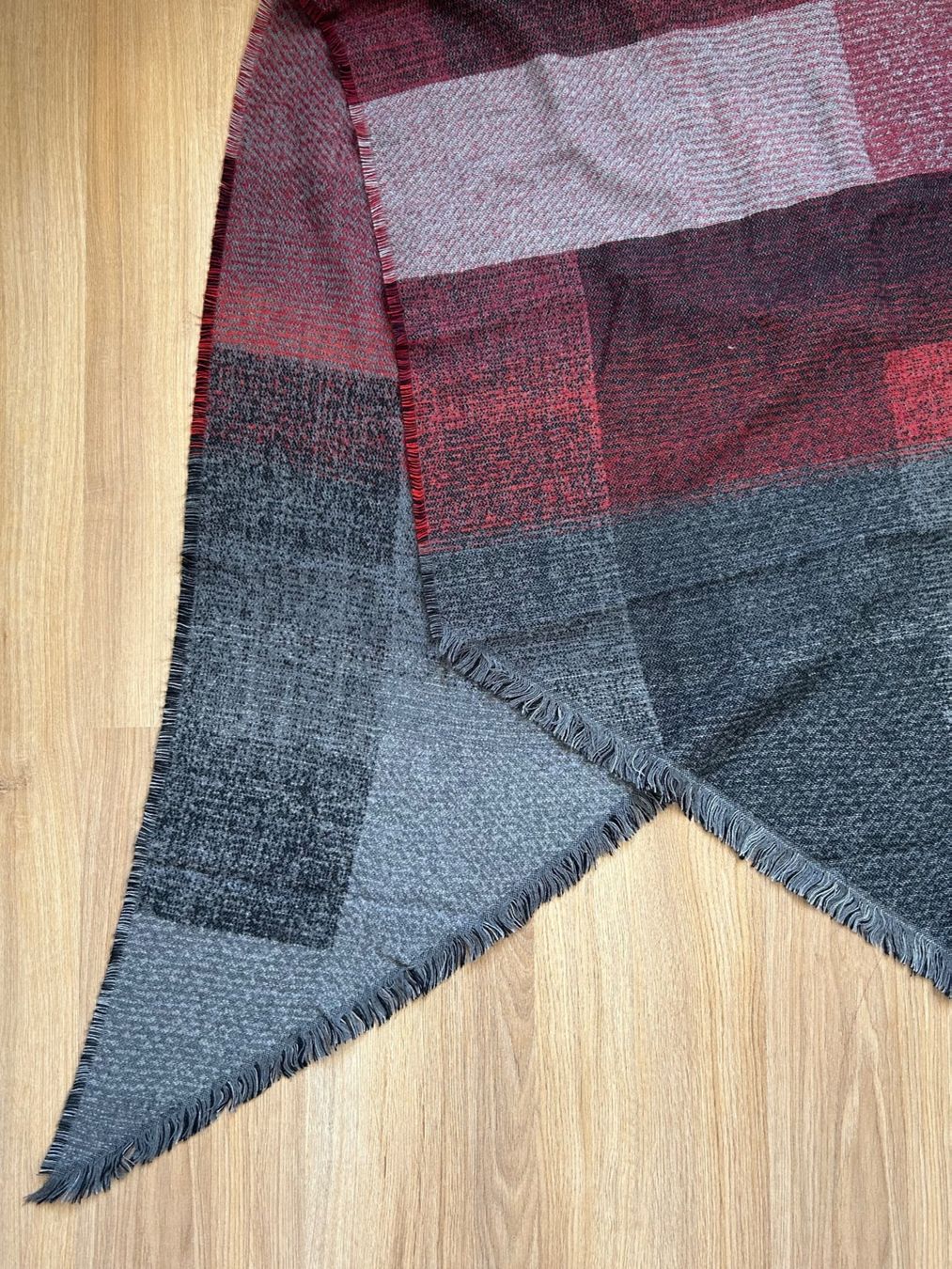 Foulard & Sciarpe: Écharpe grise et rouge chaude – Usato da Delémont venduto da elena_neuhaus 2