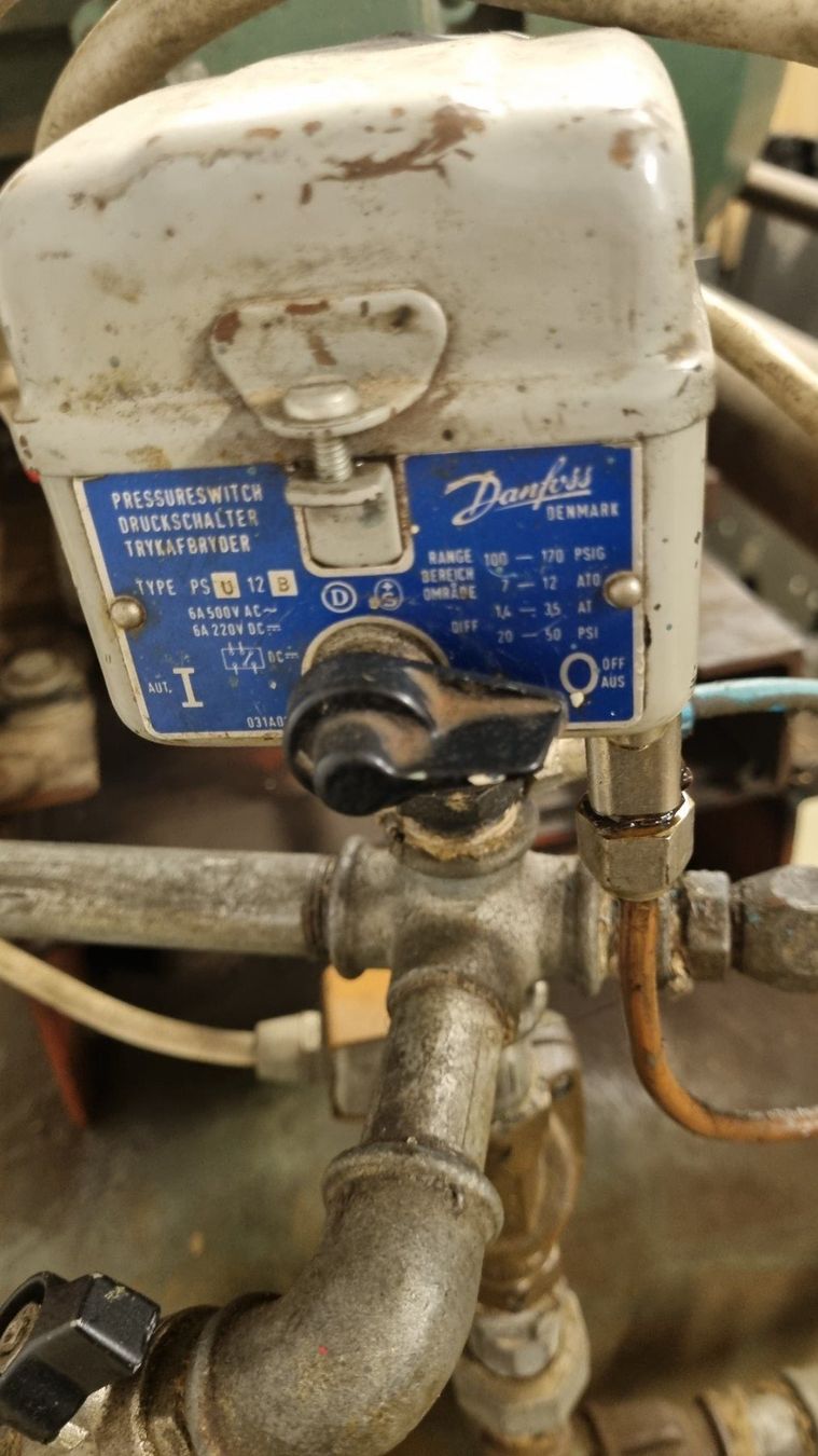 Compressori: Industrie-Kompressor - 10 PS -  750 l/min. – Usato da Oberentfelden venduto da Myri13 2