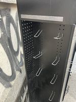 Verkaufsdisplay schwarz Lochwand mit Haken und Tablaren