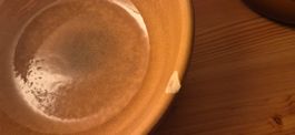 Fondue Klassiker,2 Caquelons, einer mit abgesprungenem Stück