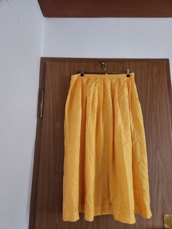 Jupe jaune 100% soie  naturelle 40 (trous)