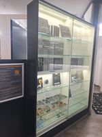 Vitrine mit LED und Gläser