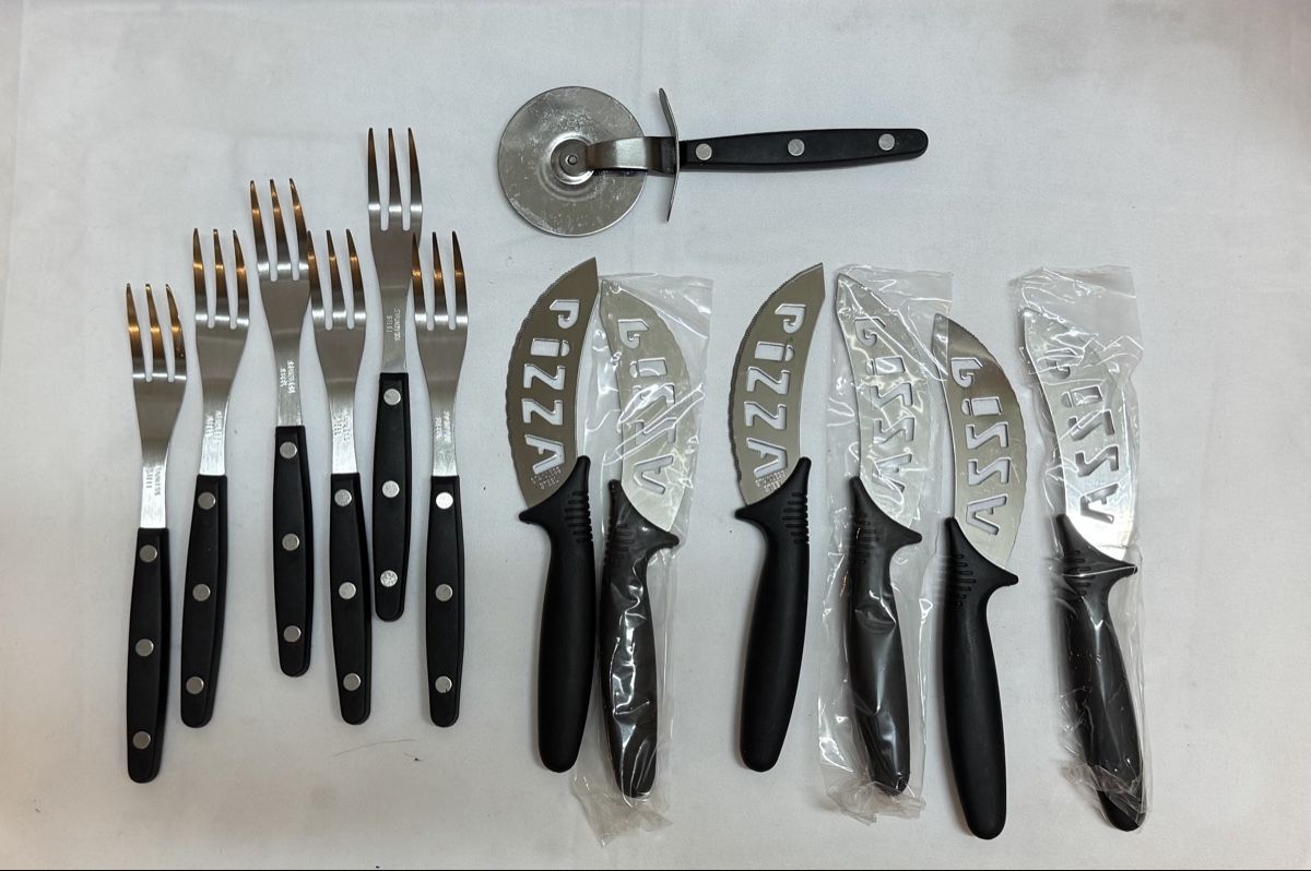 Set di piatti: LOT 6 Ustensiles à Pizza & Fourchettes Neuf – Nuovo e nell'imballaggio originale da féchy venduto da sauciflard53