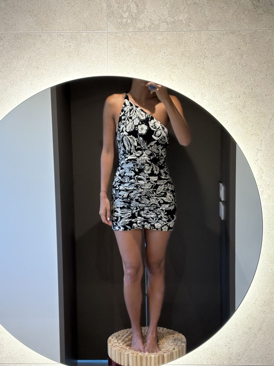 Zara Kleider: One shoulder ruched fabric mini dress – Gebraucht aus La Conversion von chi_td5v
