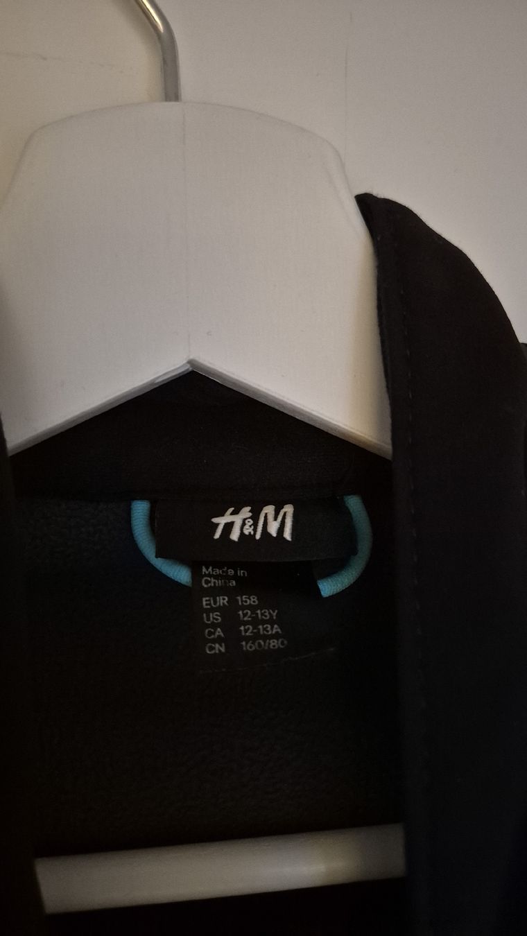 H&M Vestes: H&M Softshell-Jacke schwarz Grösse 158 – D'occasion à St. Gallen par justmeeee 1