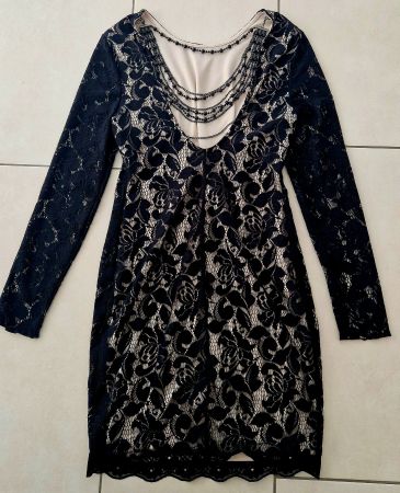 Schönes Spitzenkleid mit Kette am Rücken, neuwertig