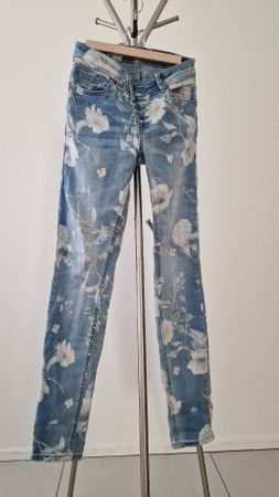 Chicorée Jeans floraler Print & Knopfleiste, Gr. 34