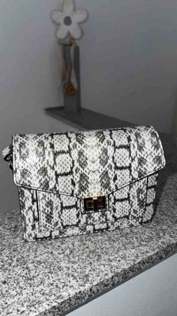 Handtasche Schlangenoptik schwarz weiss neuwertig