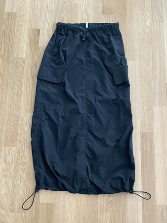 Weekday Edge Cargo Rock Gr. 36 – Schwarz / Utility Midi