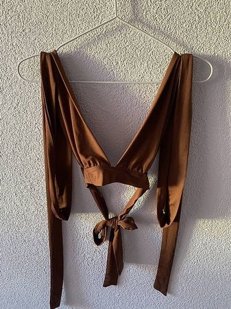 Braunes Oberteil zum Binden