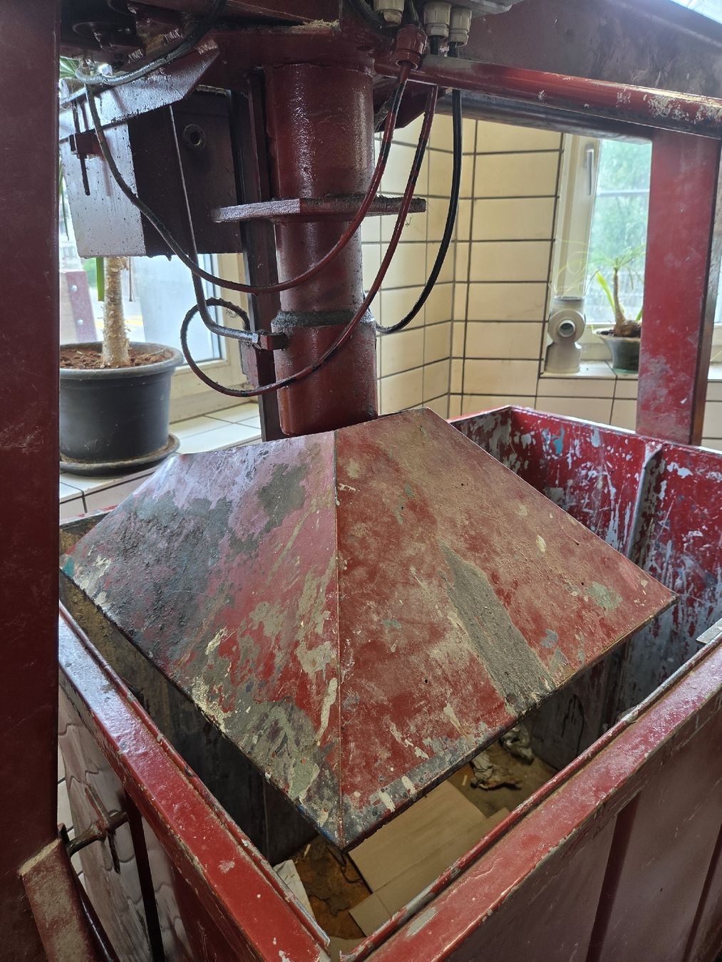 Tutte le macchine: Hydraulische Container Presse – Usato da Oberhasli venduto da General-Dealer 3