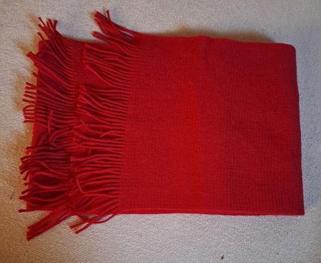 Schöner neuer roter Wollschal