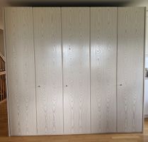 Grosser stabiler Holz-Kleiderschrank - 233 x 214 cm