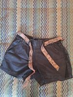 Kurze Sommer Shorts mit Gürtel , Grösse 36 (S)