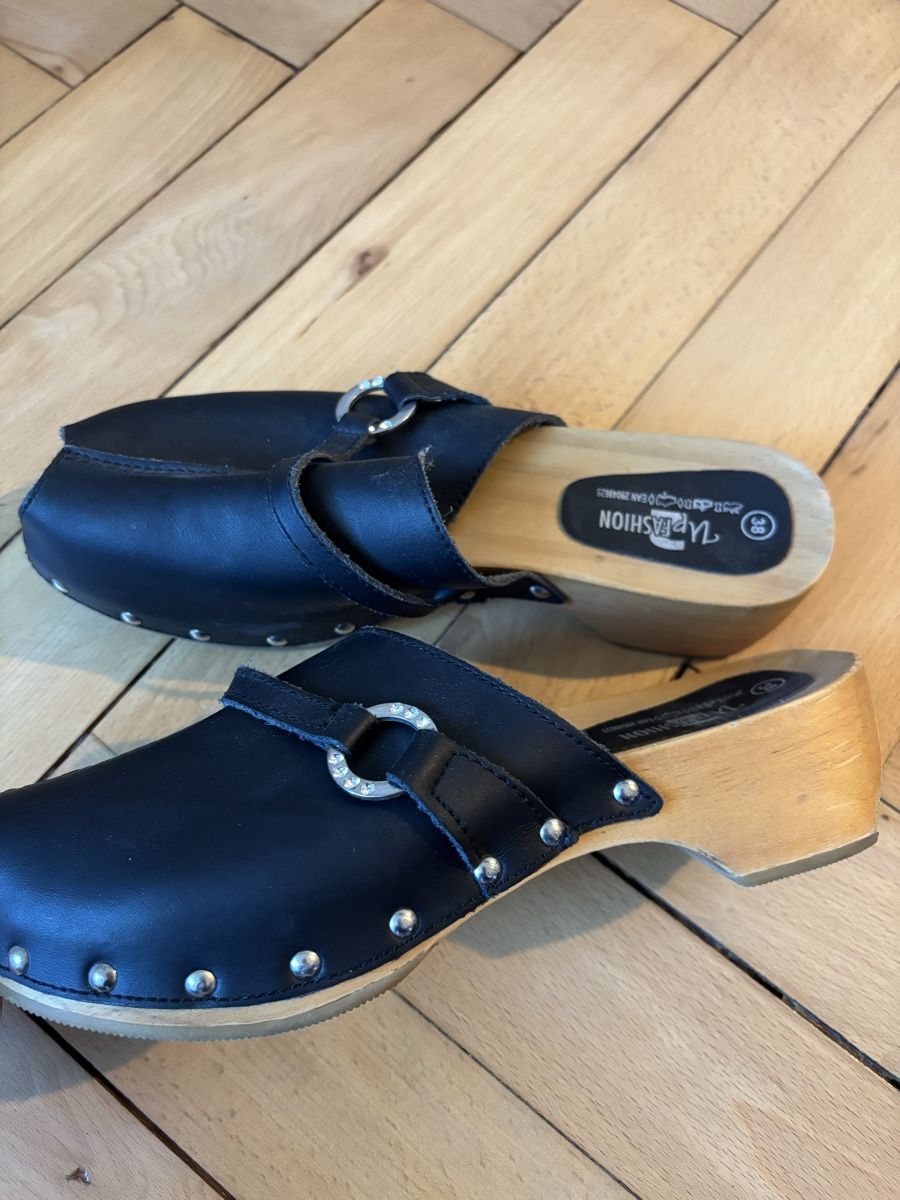 Chaussures femmes: Holz Clogs schwarz Grösse 38 – D'occasion à Bern par alime03 1