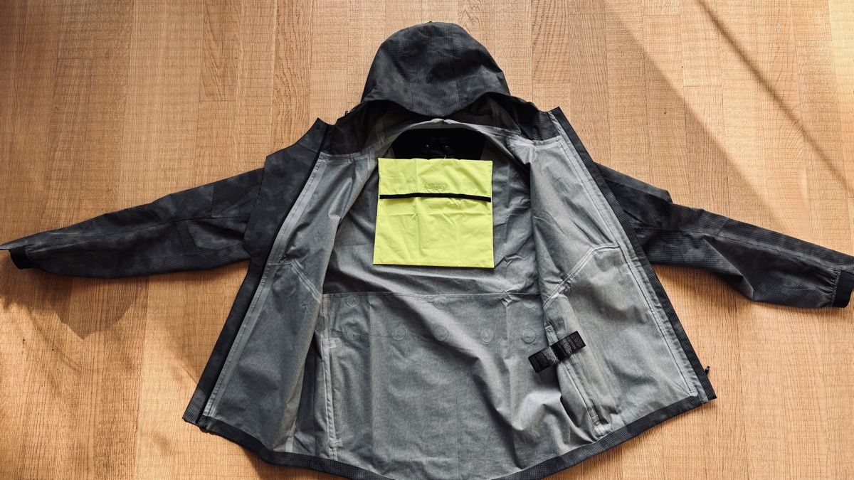 Giacche: AGU COMMUTER TECH RAIN JACKET REFLECTION BLACK – Nuovo (secondo la descrizione) da Riehen venduto da bogotano 1