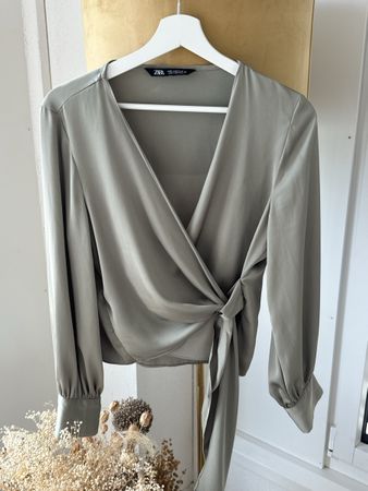 Zara Wickelbluse Olivgrün Gr. M - Perlendetails