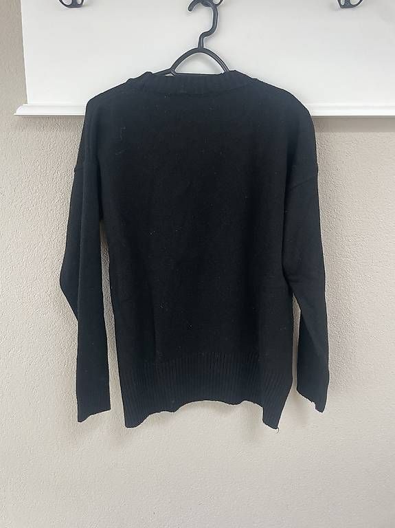 Maglioni & Felpe: Schwarzer Strickpullover mit markantem Logo-Stick – Usato da Glis venduto da SabrinaXA 1