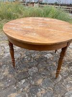 Jolie table en bois ovale