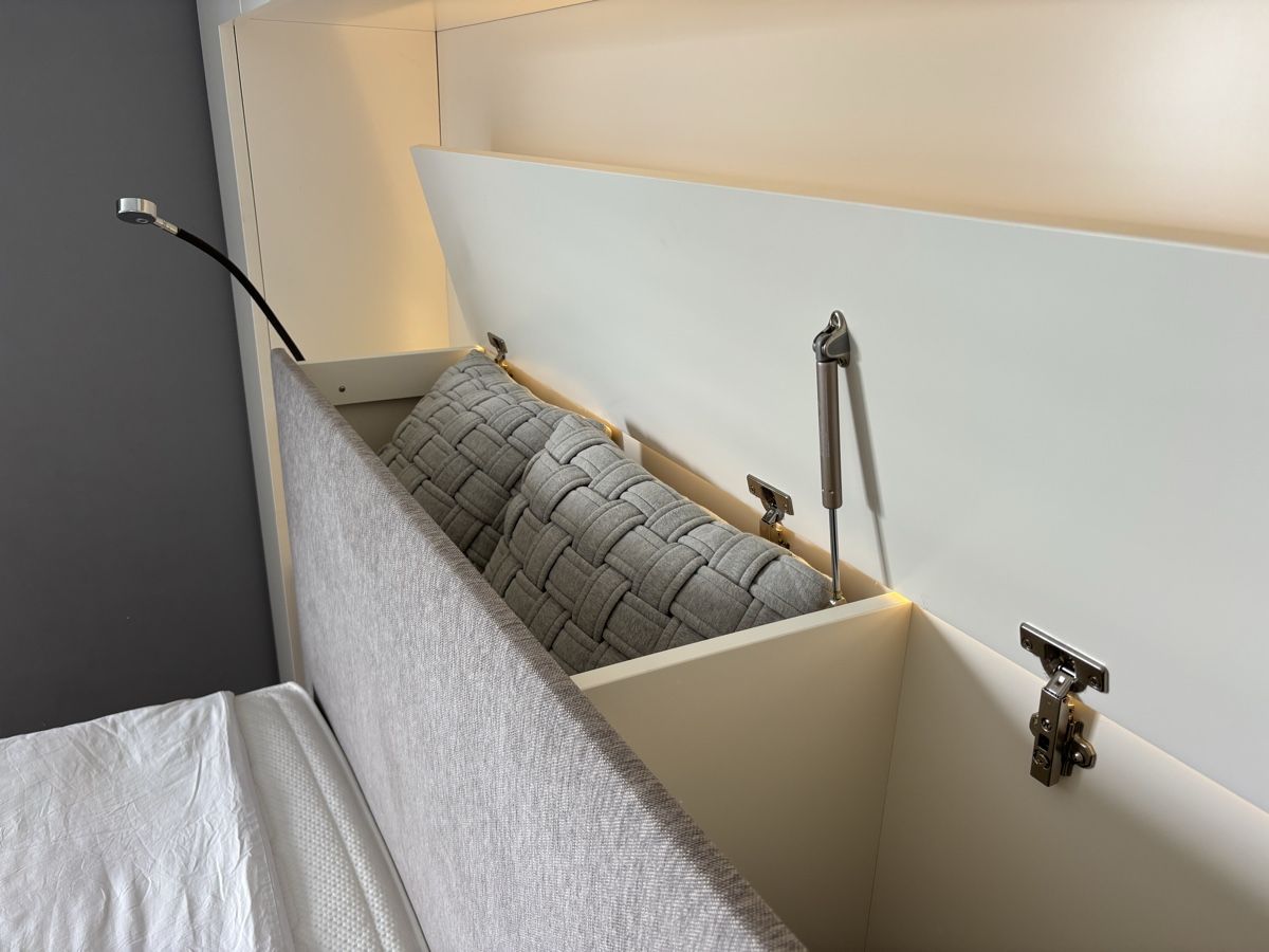 Letti: Modern White Wardrobe - Stylish Storage Solution Now! – Usato da Crans VD venduto da gen_gj6k 2