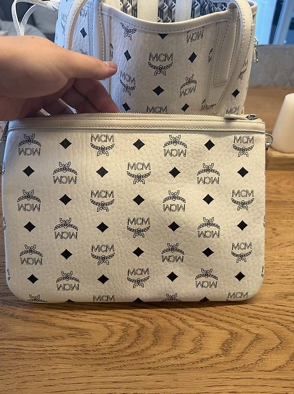 Borse da donna: MCM SHOPPER MIT KOSMETIKTASCHE – Usato da Dottikon venduto da jus_v5br 2