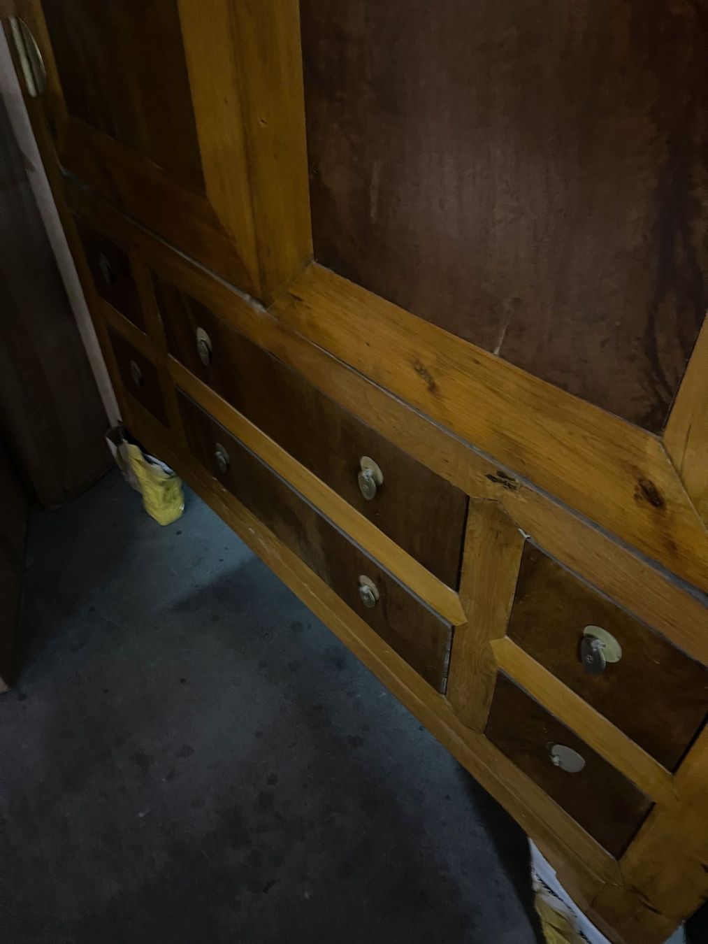 Armadi: Grosser Holzschrank | LIQUIDATIONSVERKAUF – Nuovo (secondo la descrizione) da Alpnachstad venduto da ann_9vpm 6