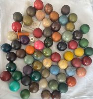 Konvolut 65 Holzkugeln farbig Sammler