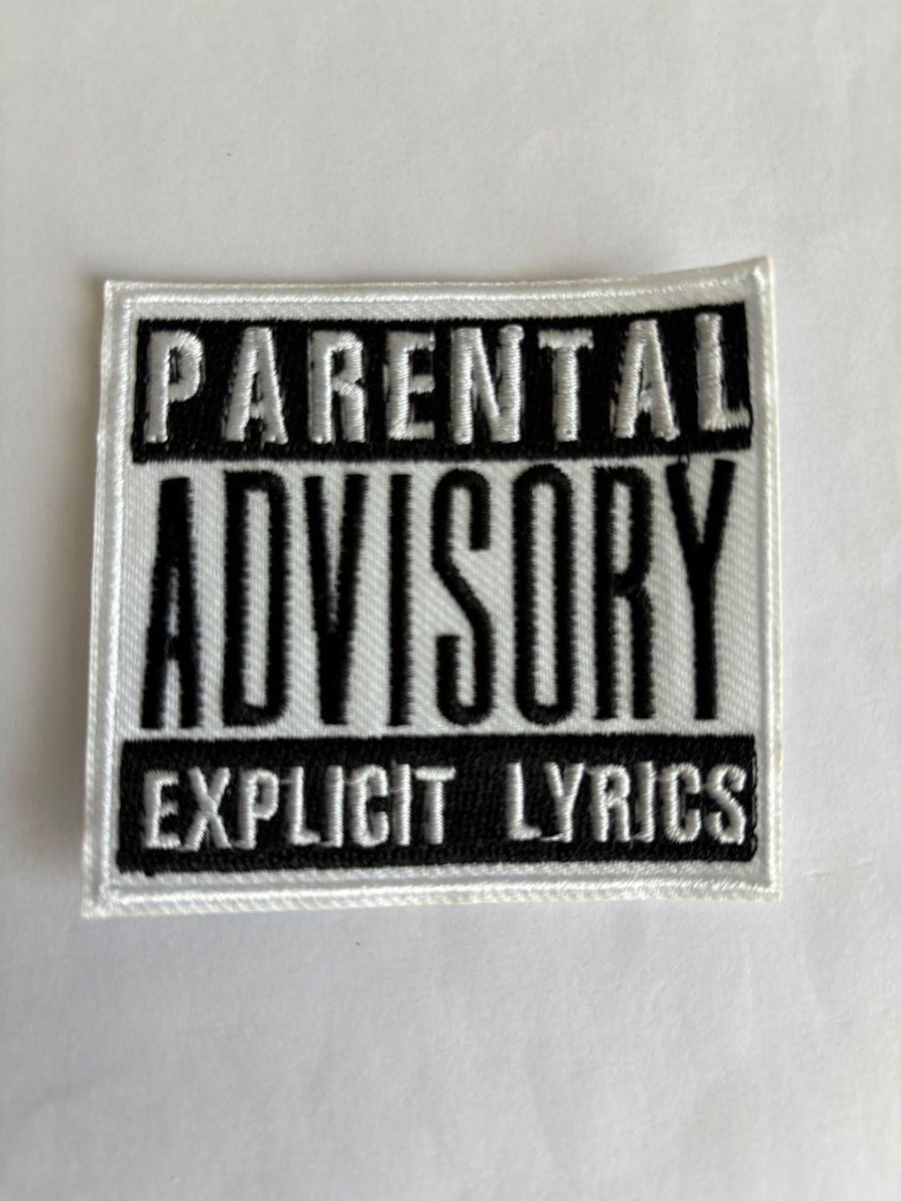 Toppe: PARENTAL ADVISORY EXPLICIT LYRICS Patch / Badge / Aufnäher – Nuovo e nell'imballaggio originale da Ostermundigen venduto da Mcone