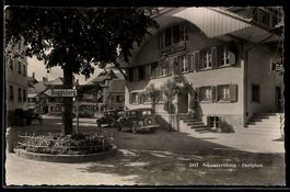 AK Schwarzenburg, Dorfplatz mit Gasthof Sonne u. Wegweisern