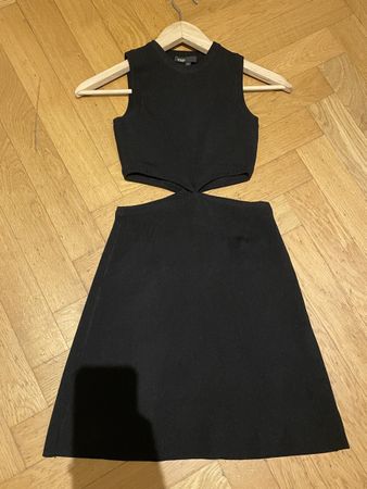 Kurzarmiges geripptes Strickkleid mit freier Taille