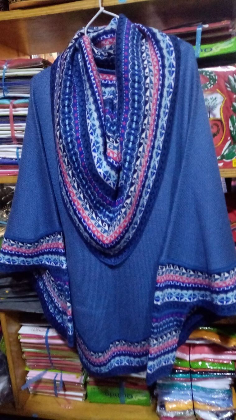 Maglioni & Felpe: Cape Poncho Rollkragenpullover Superfein, Neu, viele Farben! – Nuovo e nell'imballaggio originale da Lima- Peru venduto da Alpaka-Haus 3