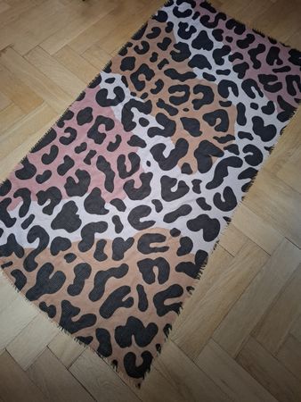 Foulard léger motif léopard