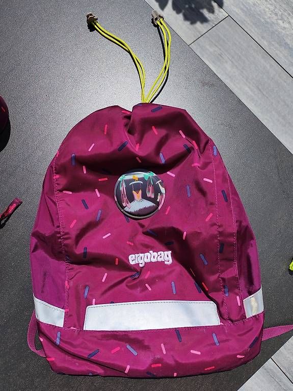 Ergobag Sacs & sacs à dos: Ergobag mit viel Zubehör – D'occasion à Ebnat-Kappel par Kruemel15 4