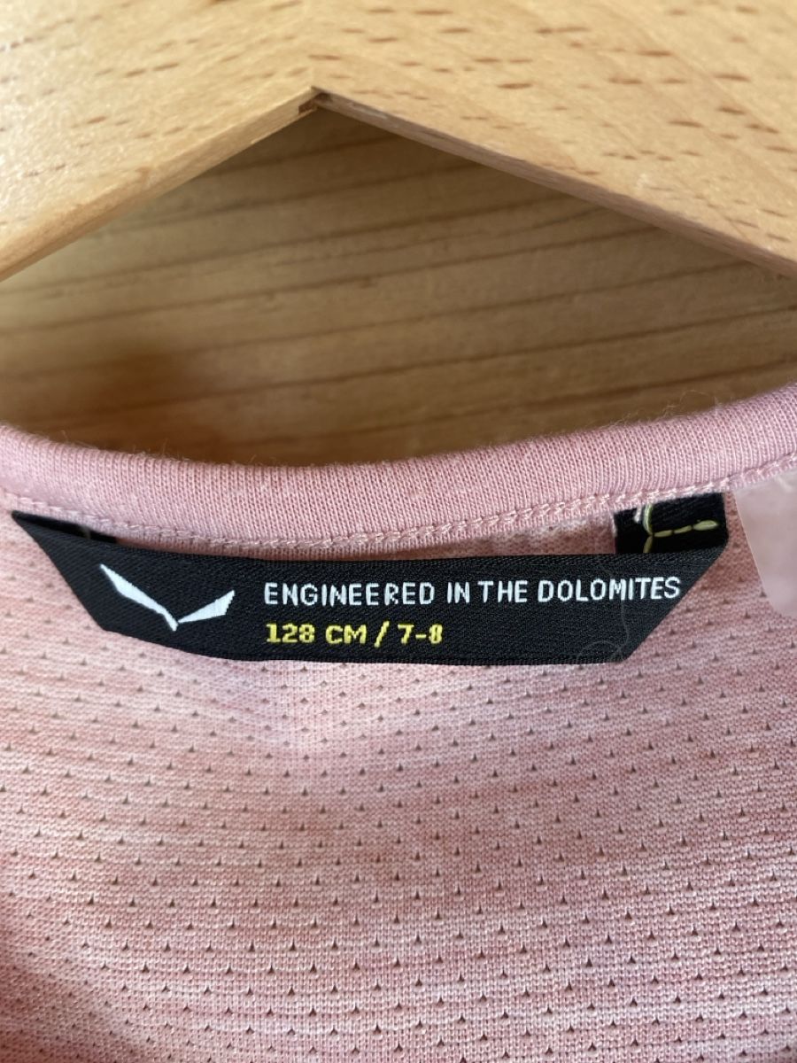 Salewa Blouses, T-shirts & Tops: Mädchen Sporttop von Salewa Gr. 128 – D'occasion à Saanenmöser par ballerinas 2