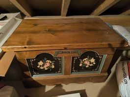 Bauerntruhe / Holztruhe mit Blumenmalerei (78x48x48 cm)