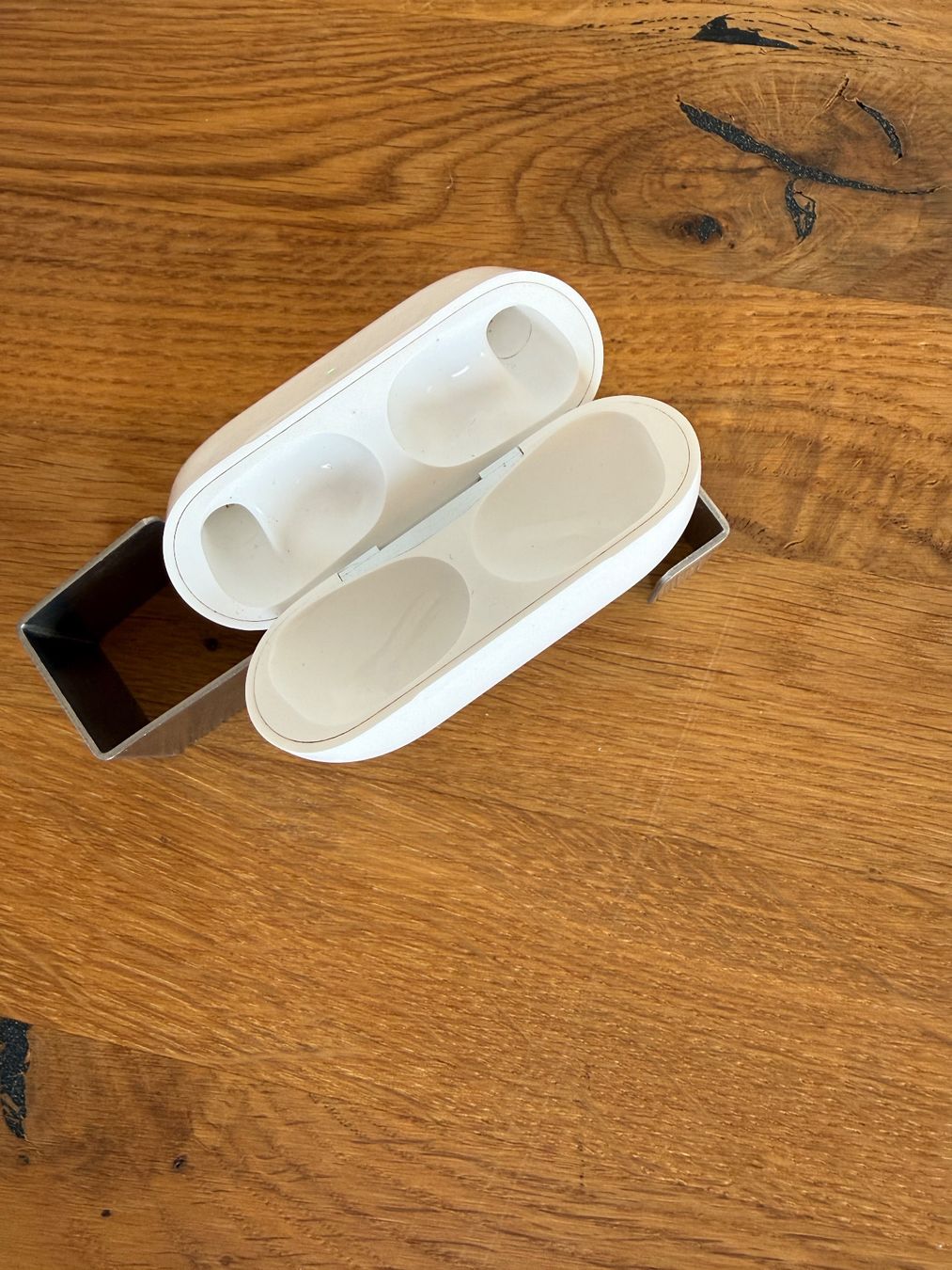 Apple Cuffie: APPLE AirPods Pro 2 Charging Case – Usato da Lausanne venduto da Nine1982 2