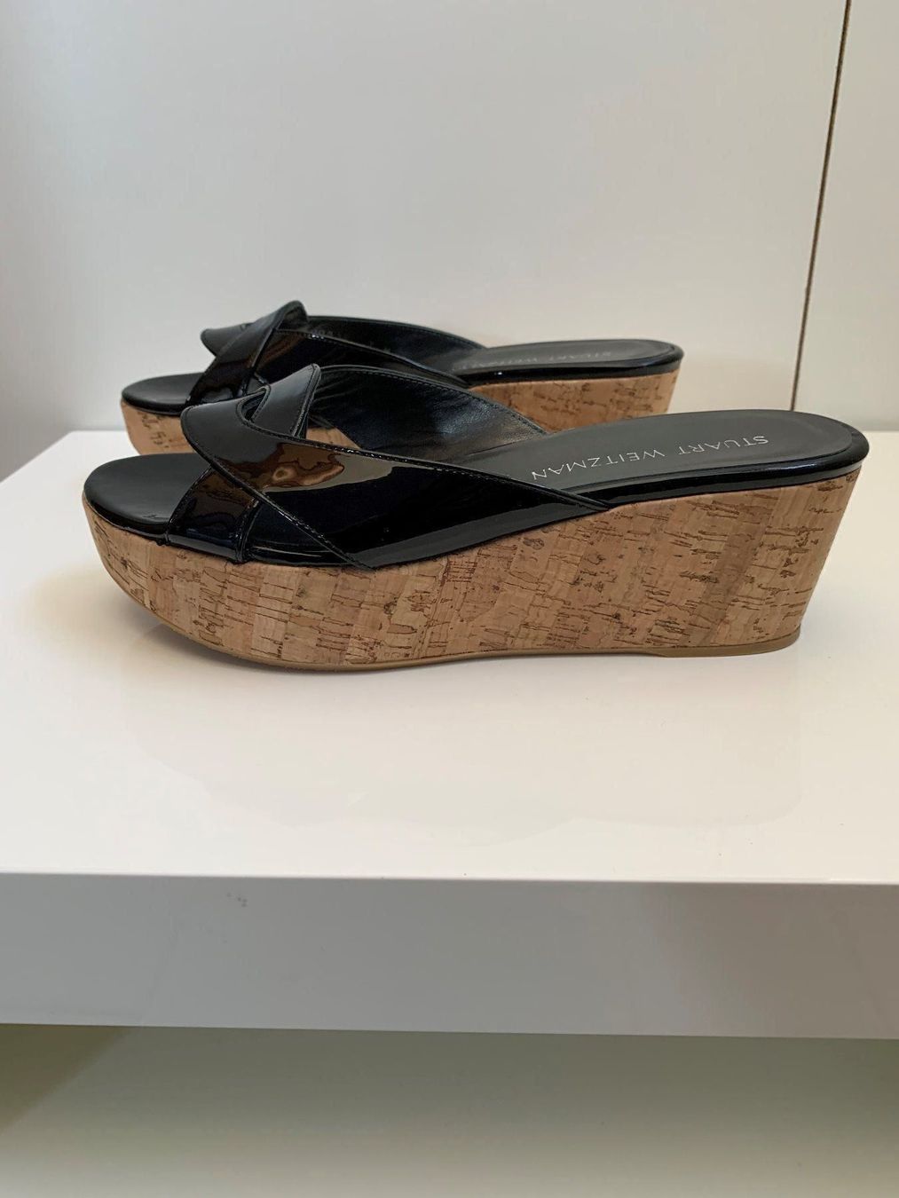 Stuart Weitzman Scarpe da donna: STUART WEITZMAN: Neue schwarze Lackleder-Sandale, 37,5 – Nuovo (secondo la descrizione) da Luzern venduto da paulablue