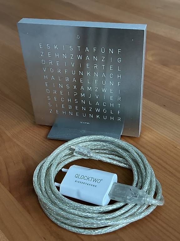 Qlocktwo Uhren: QLOCKTWO Touch – Gebraucht aus Forch von Schmaegifaetz