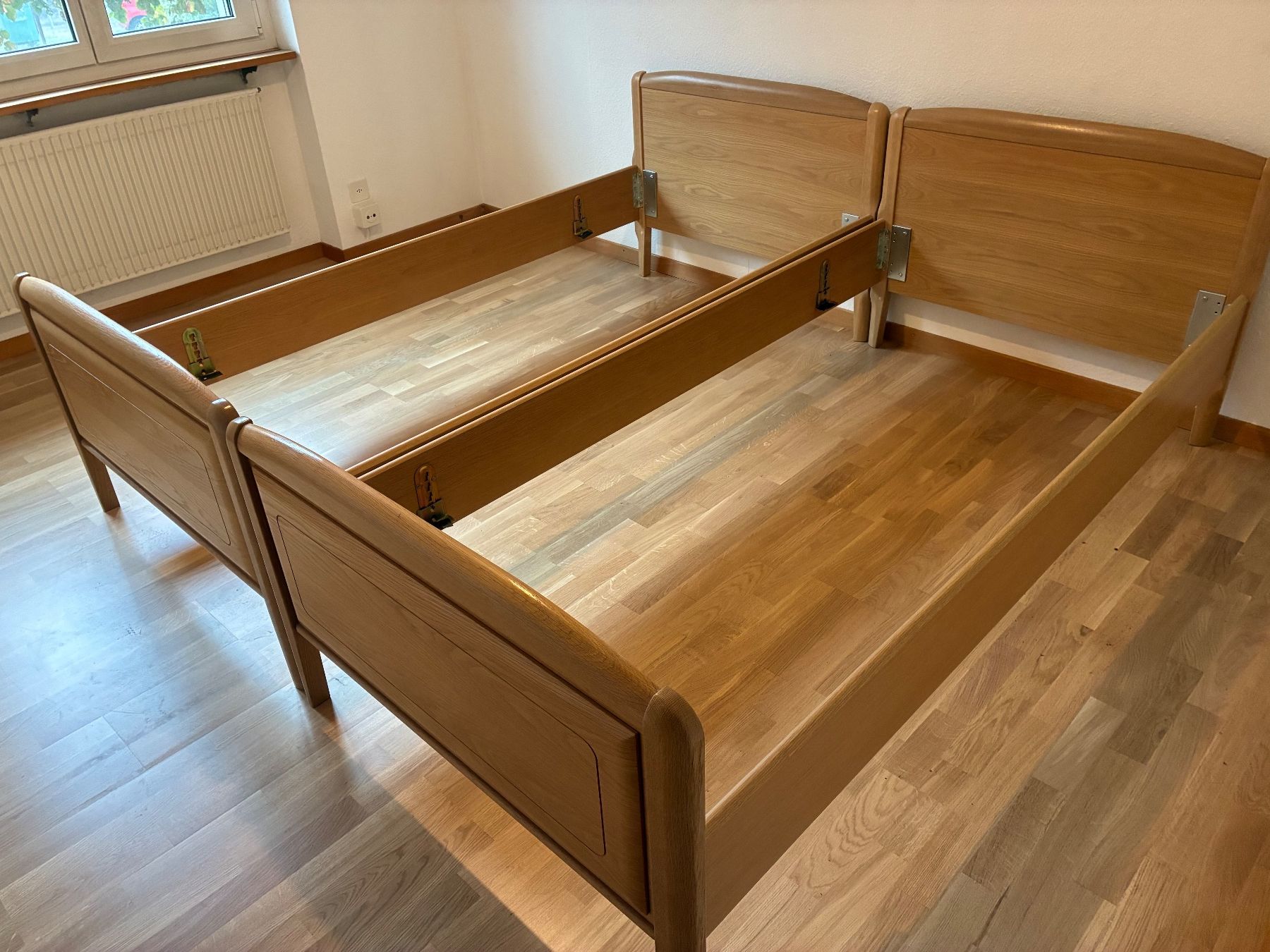 Betten: 2 Bettrahmen 200 x 95 – Gebraucht aus Lommiswil von Schadis