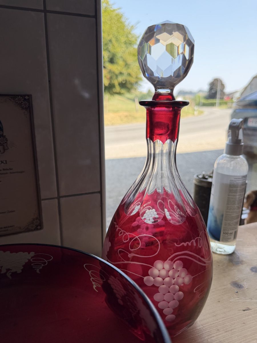 Caraffe: Karaffe mit Kristallverschluss und Schale rot mit Gravur – Usato da Plasselb venduto da SeislerBrocki 2