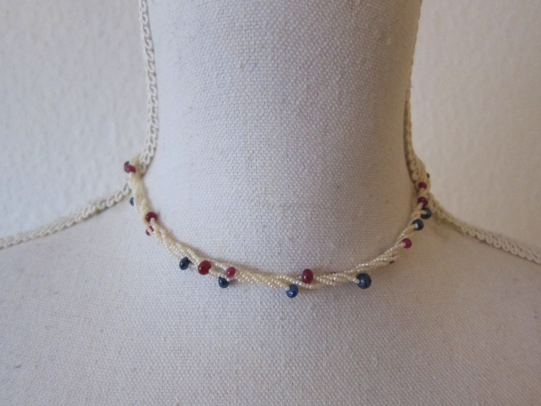 Catenine: Collier Perlen, Echte Safir-und Rubinkugeln – Usato da Zürich venduto da Italia58