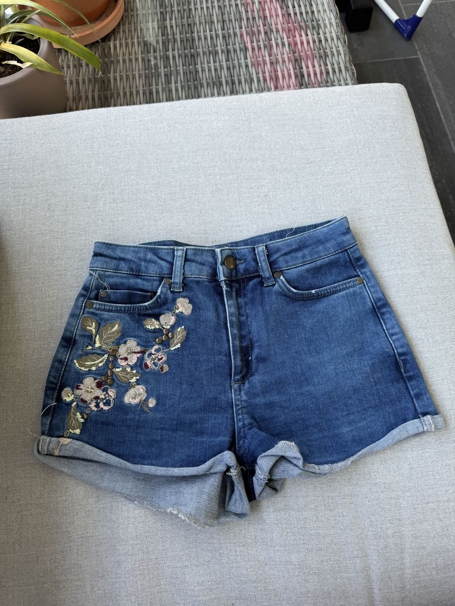 Pantaloni: Jeans Shorts mit Blumenmuster – Usato da Olten venduto da bir_k96n