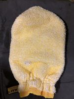 neuer gelber jemakohandschuh zum abstauben