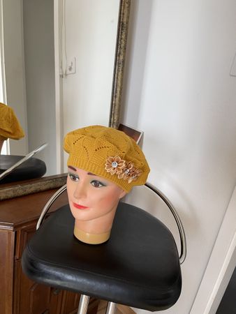 Béret à la française vintage moutarde légère pour l’été
