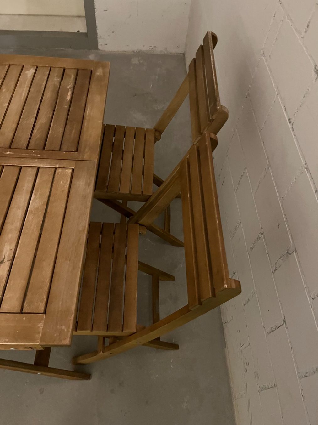 Set di tavolo e panche: Holz Gartentisch mit 4 Klappstühlen – Usato da Zuzwil SG venduto da pavlod 3