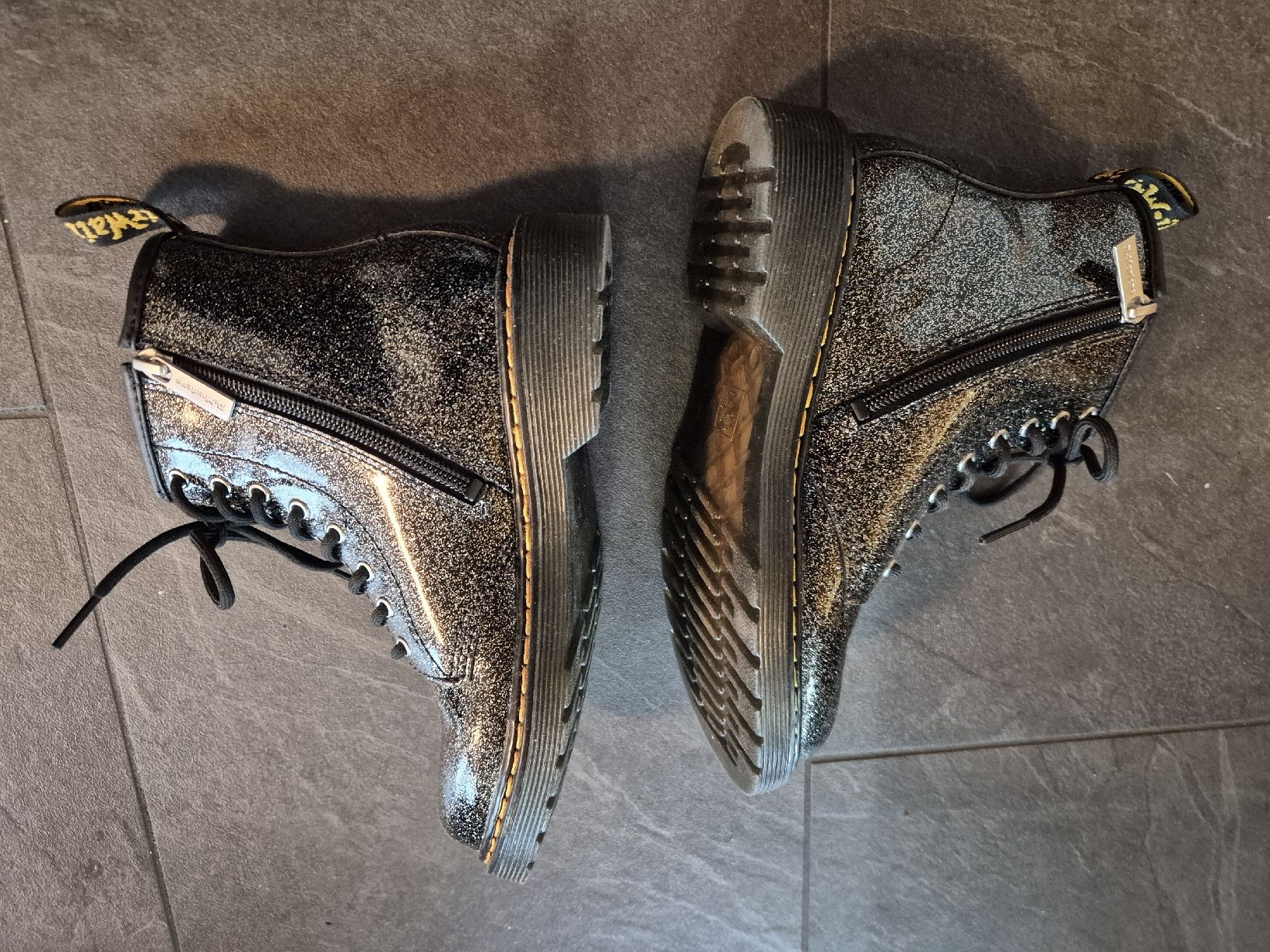 Dr. Martens Scarpe per ragazze: Neue glitzernde Dr. Martens Grösse 35 – Nuovo (secondo la descrizione) da Münchenstein venduto da molinarina 2
