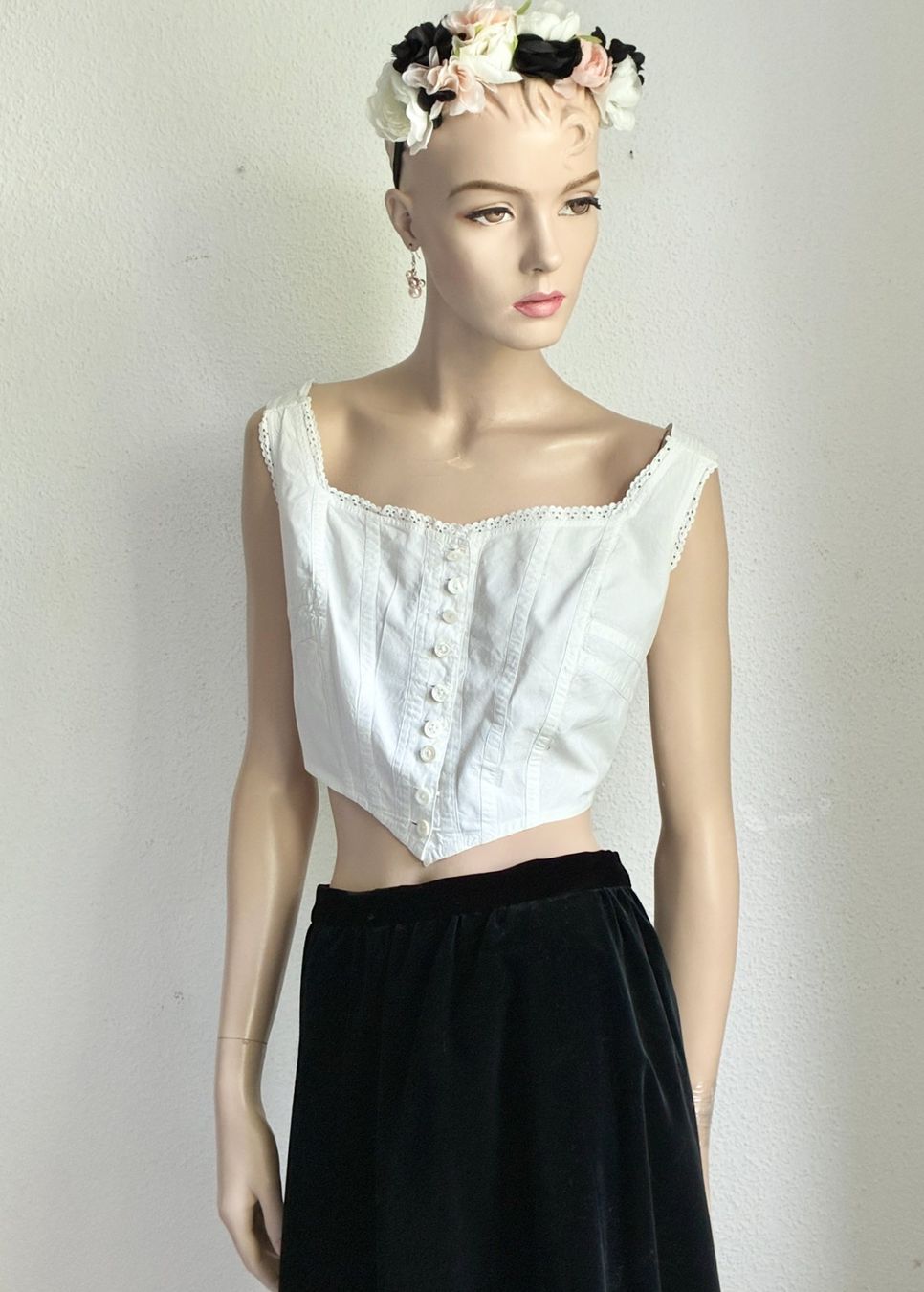 Top: Weisses Leinenbustier/Top mit Perlmuttknöpfen – Usato da Kloten venduto da Nephty 1
